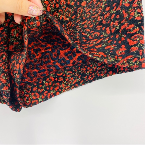 NEW Zara High Rise Red Black Floral Jacquard Zipper Short Size XS - Picture 8 of 10